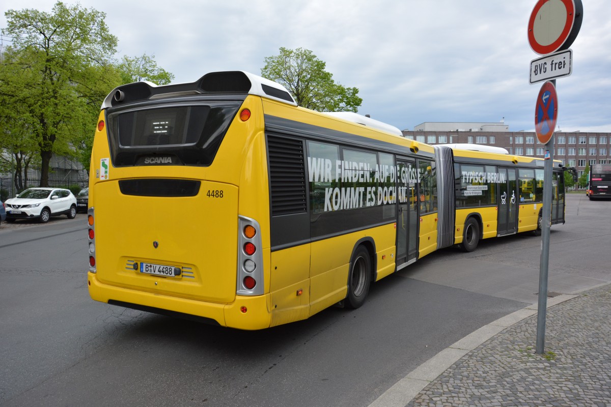 B-V 4488 fährt am 05.05.2015 auf der Linie 109. Aufgenommen wurde ein Scania Citywide / Berlin Hertzallee. 