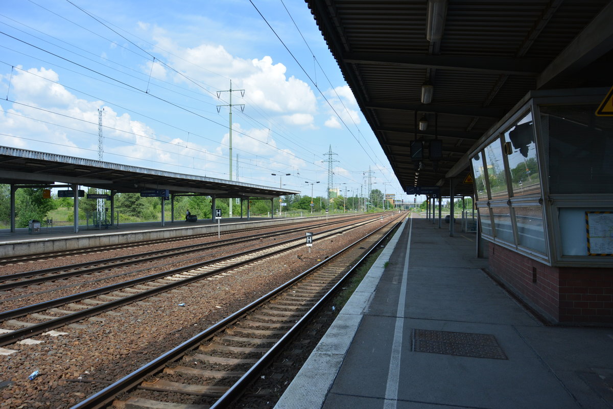 Bahnhof - Flughafen Schönefeld - . Aufgenommen am 04.06.2016.