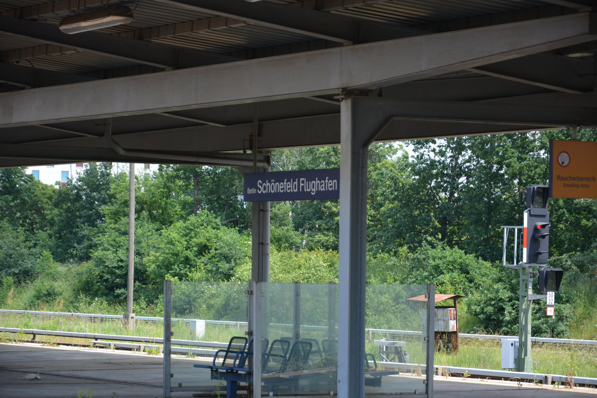 Bahnhof - Flughafen Schönefeld - . Aufgenommen am 04.06.2016.