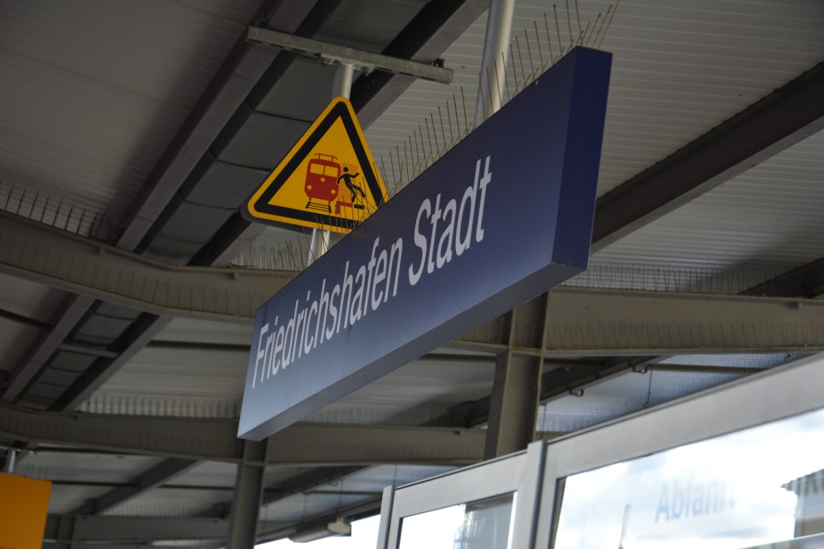 Bahnhofsschild - Friedrichshafen Stadt. Aufgenommen am 07.10.2015.