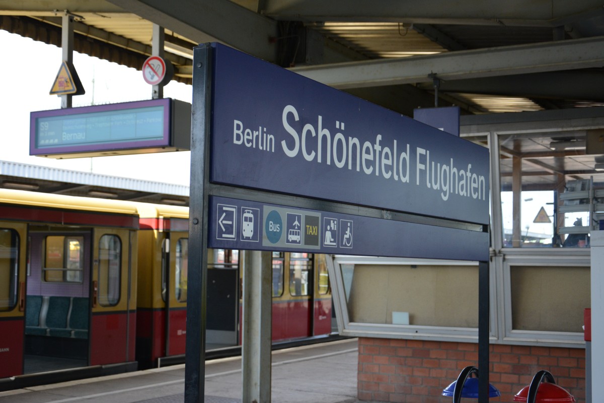 Bahnhofsschild Schönefeld Flughafen. Aufgenommen am 12.04.2015.