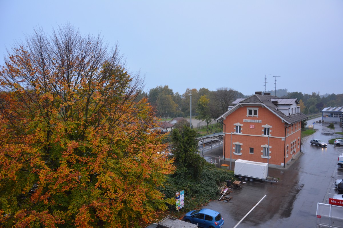 Blick auf den Bahnhof Enzisweiler. Aufgenommen am 17.10.2015.