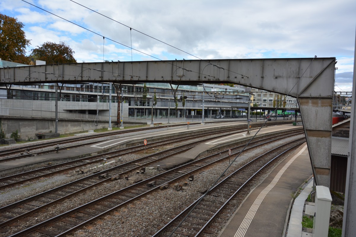 Blick auf die Bahnsteige / Gleisvorfeld Bahnhof Schaffhausen. Aufgenommen am 07.10.2015.