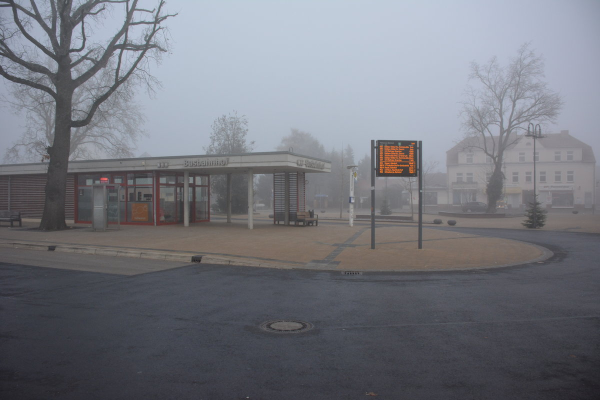 Blick auf den Busbahnhof Falkensee. Aufgenommen am 04.12.2016.