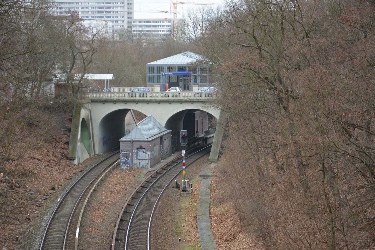 Blick auf die freie Strecke und den Haltepunkt Berlin Pichelsberg. (24.01.2015)