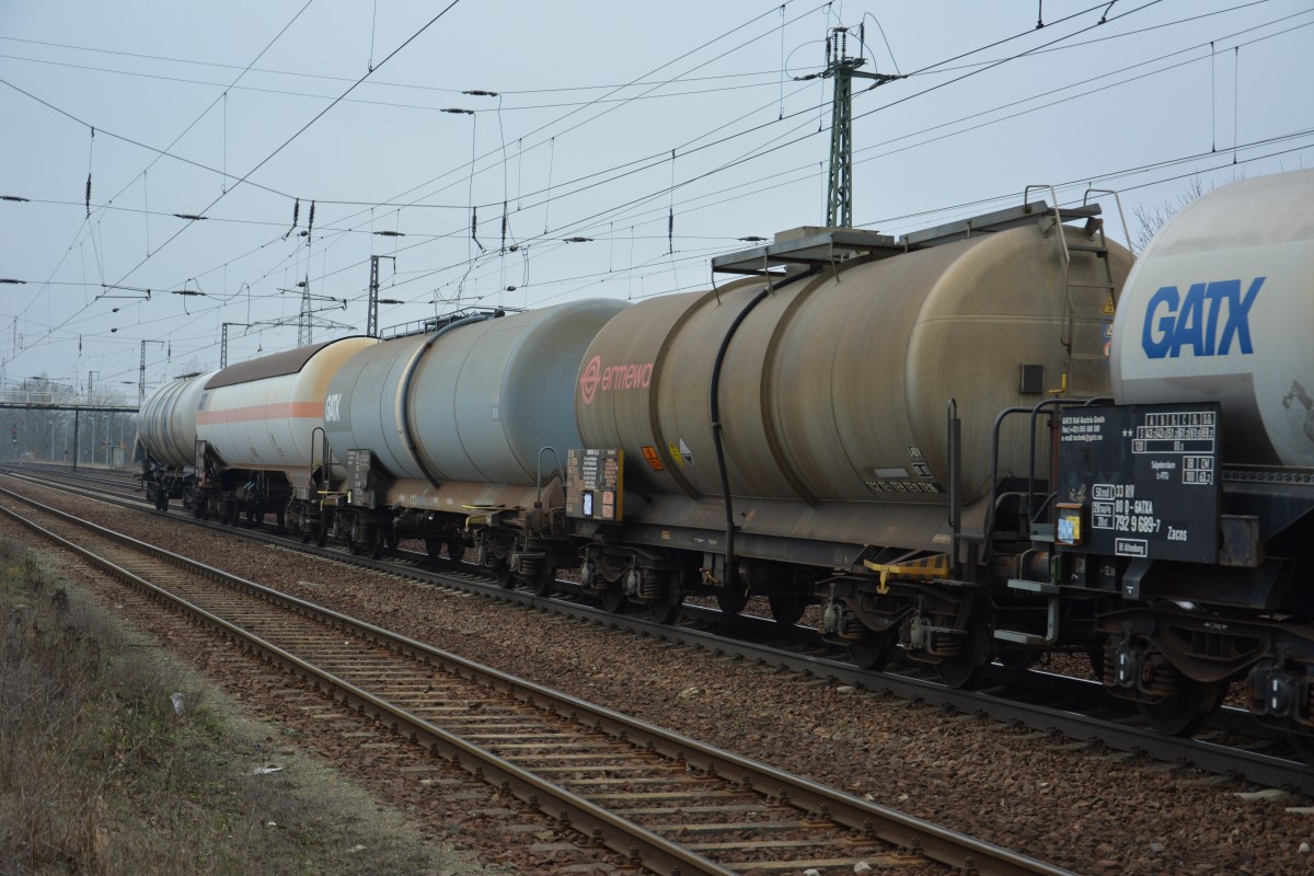 Blick auf Klotz gebremste Güterwagen. Aufgenommen am 12.02.2015, Bahnhof Saarmund.