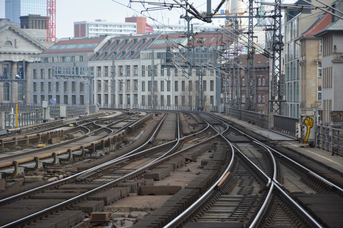 Blick auf die Strecke Richtung Berlin Alexanderplatz. Aufgenommen am 13.03.2015, Berlin Friedrichstrae. 