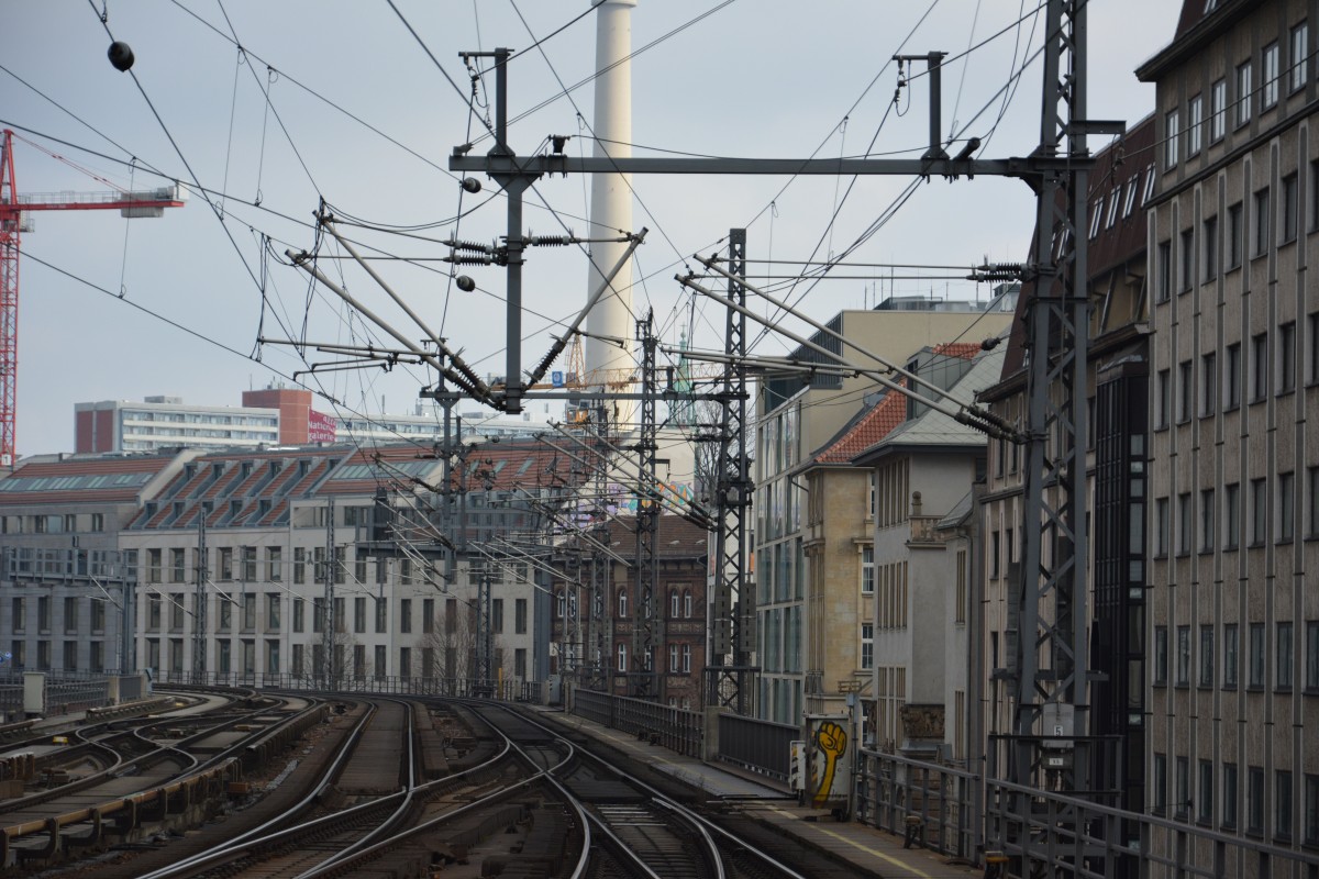 Blick auf die Strecke Richtung Berlin Alexanderplatz. Aufgenommen am 13.03.2015, Berlin Friedrichstrae. 