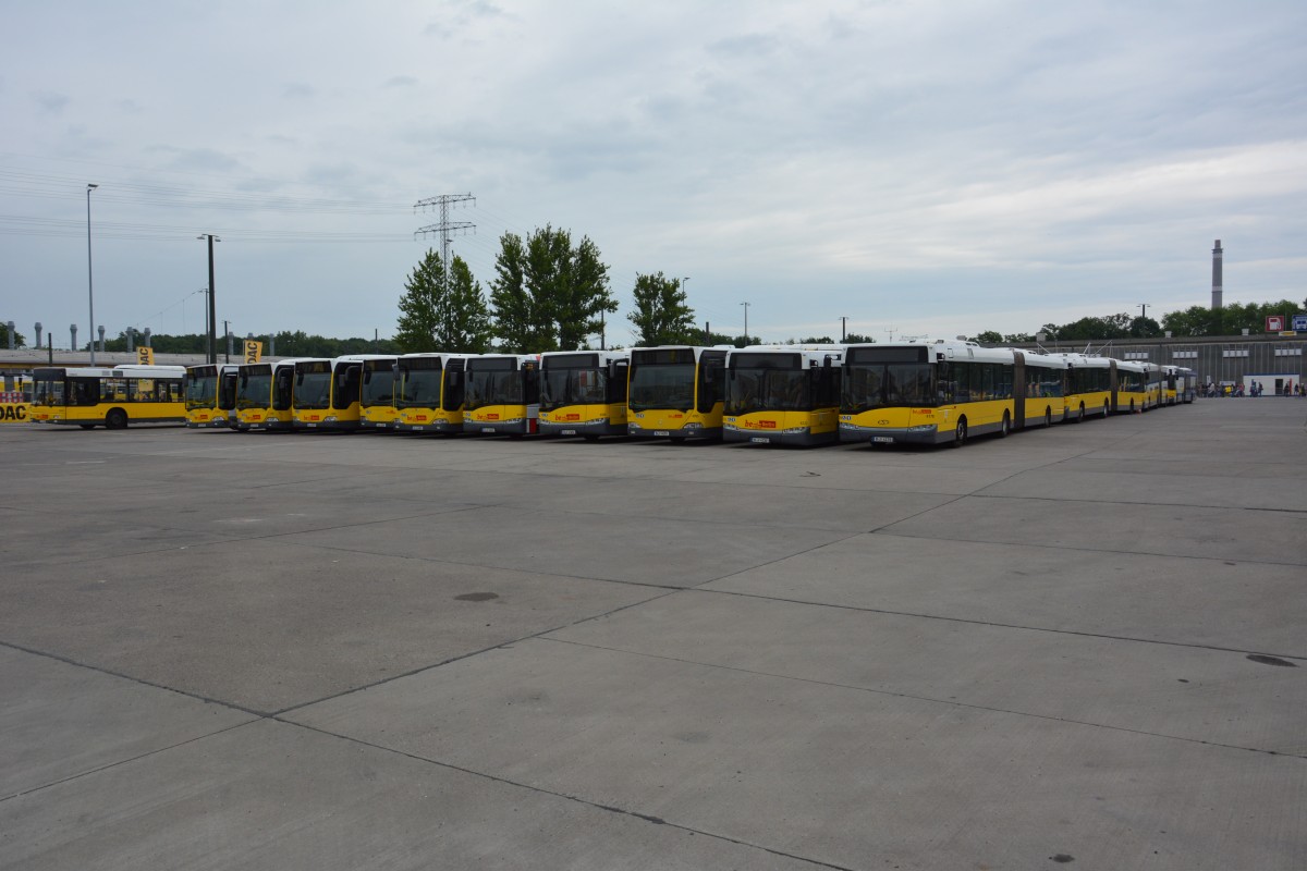 Blick auf verschiedene Busse der BVG auf dem Betriebshof Berlin Lichtenberg. Aufgenommen am 27.06.2015.