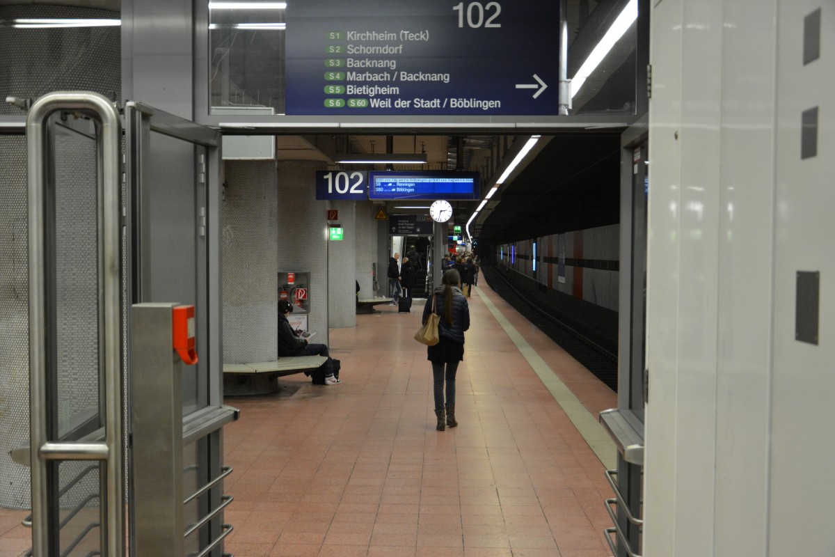 Blick in den Bahnhof Stuttgart Hauptbahnhof Tief. Aufgenommen am 19.10.2015.