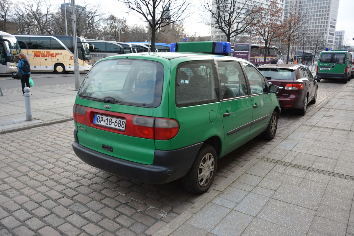 BP 18-688 (Ford Galaxy) steht am 13.03.2015 in Berlin Bahnhof Zoo. 