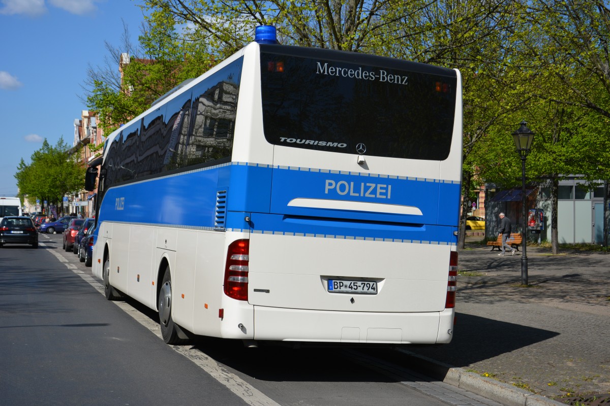 BP-45-794 der Bundespolizei steht am 29.04.2015 am Bassinplatz in Potsdam. Aufgenommen wurde ein Mercedes Benz Tourismo. 
