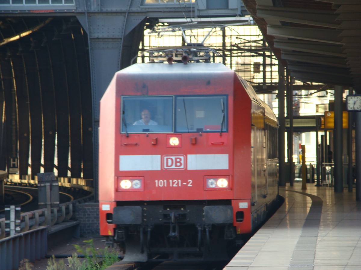 BR 101 (101 121-2) zieht am 30.07.2009 den InterCity 240 nach Amsterdam. Aufgenommen bei der Durchfahrt Berlin Friedrichstraße. 
