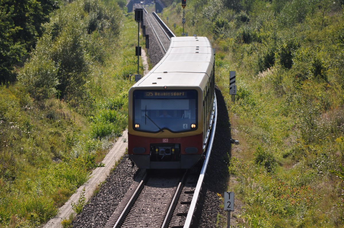 BR 481 der S-Bahn Berlin unterwegs auf der Linie S25 nach Hennigsdorf. Aufgenommen am 16.08.2013 kurz vor Berlin.