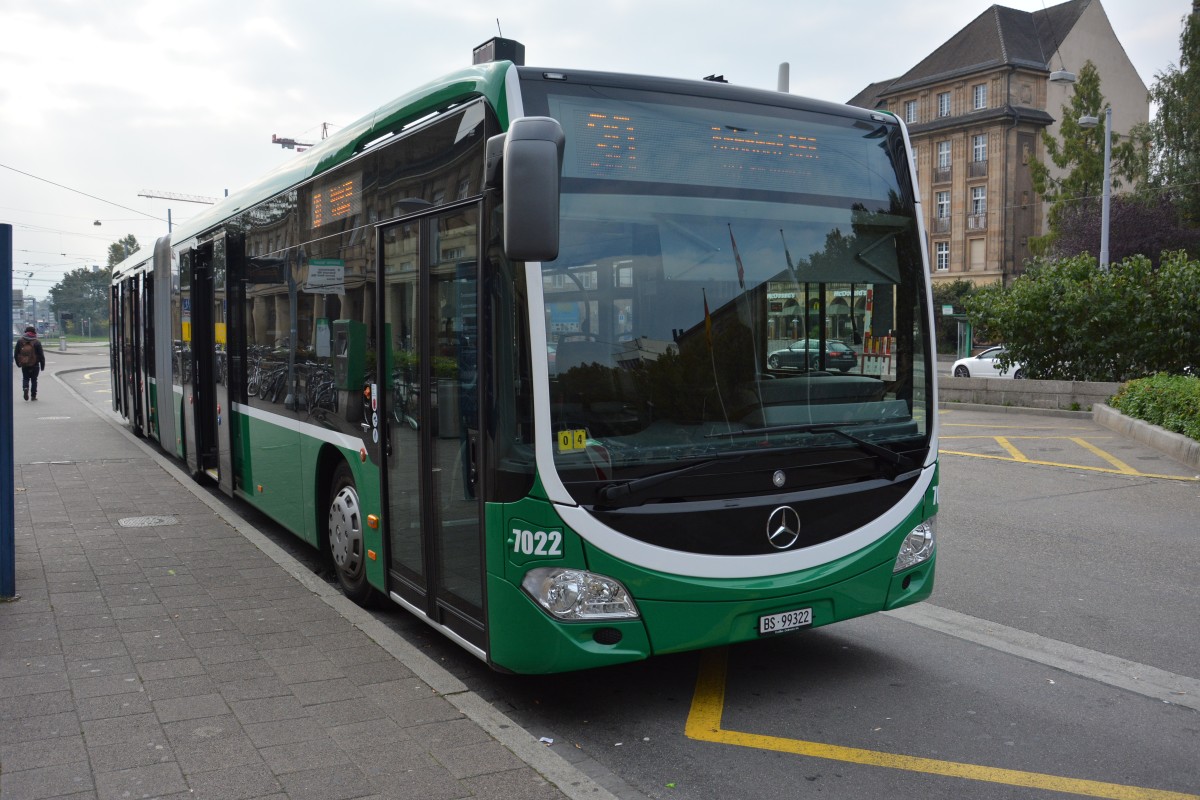 BS-99322 steht am 13.10.2015 vor dem Bahnhof Basel Badischer Bahnhof. Aufgenommen wurde ein Mercedes Benz Citaro G der 2. Generation.