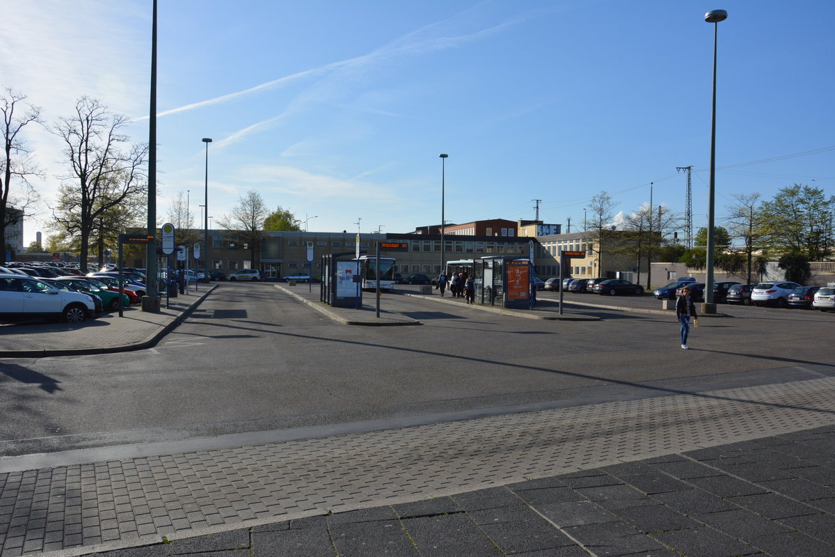 Busbahnhof vor dem Hauptbahnhof von Hanau. Aufgenommen am 20.04.2016.