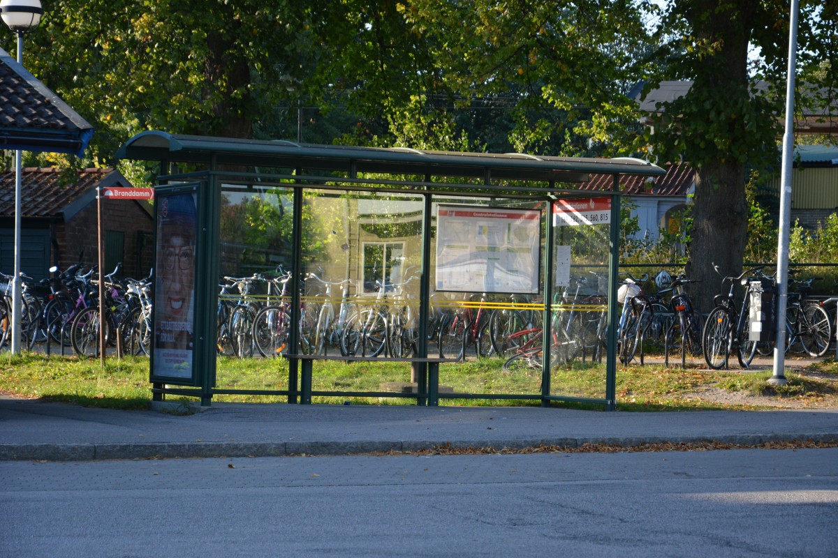 Bushaltestelle am Centralbahnhof Nyköping am 07.09.2014.