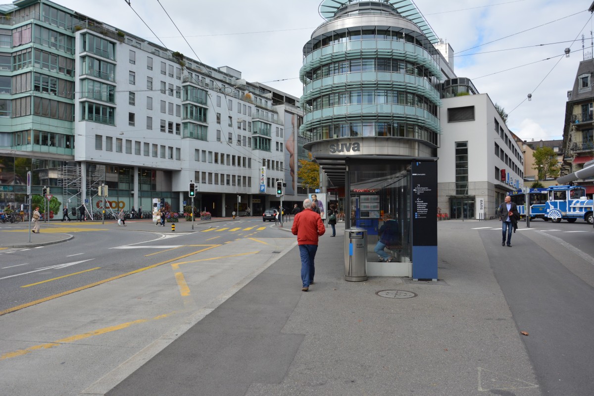 Bushaltestelle, Luzern Löwenplatz. Aufgenommen am 08.10.2015.