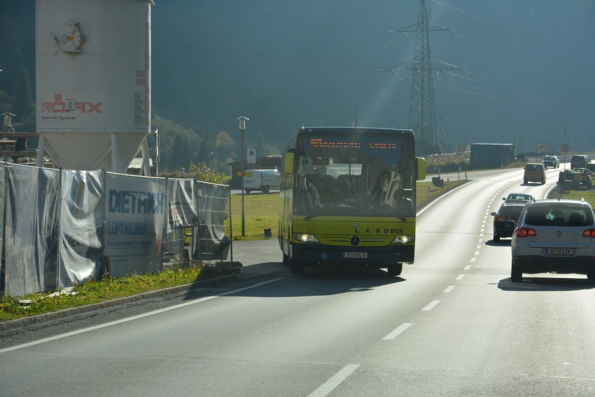 BZ-AXL9 ist am 12.10.2015 unterwegs in Stuben am Arlberg. Aufgenommen wurde ein Mercedes Benz Integro. 