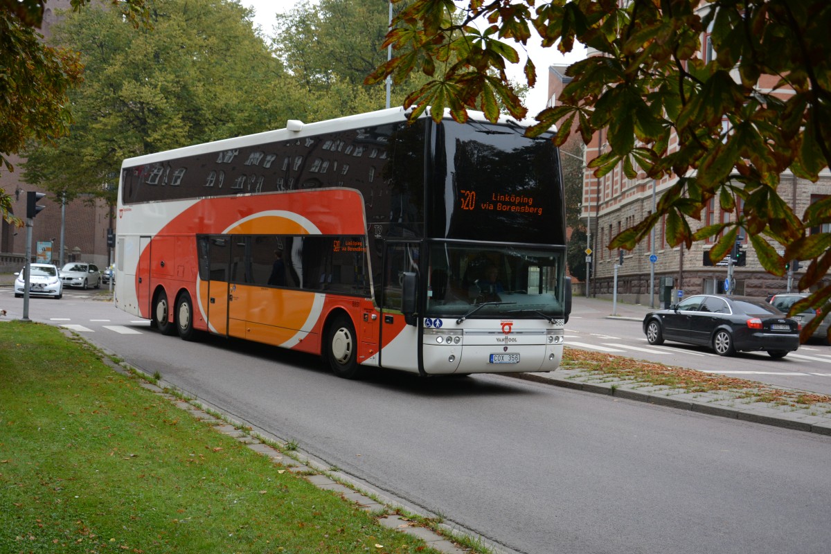 COX 356 ist am 19.09.2014 auf der Linie 520 unterwegs. Aufgenommen wurde ein VanHool T9 Ecke Sankt Larsgatan Linkping.