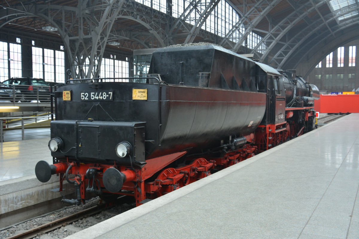 Dampflok 52 5448-7 von der Deutschen Reichsbahn steht am 18.02.2015 auf dem Museumsgleis 24, Leipzig Hauptbahnhof. 