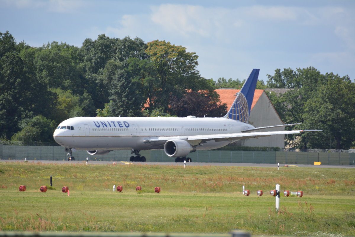 Datum: 11.08.2016
Uhrzeit: 11:00
Von: TXL - Berlin
Nach: EWR - New York
Flugnummer: UA963
Flugzeug: Boeing 767-424(ER)
Registration: N76064
Airline: United Airlines
Aufnahmeort: Meteorstraße Berlin 