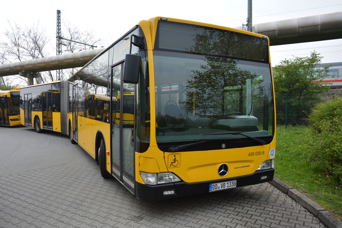 DD-VB 1330 (459 030-8) steht am 06.04.2014 auf dem Betriebshof in Dresden Gruna. Aufgenommen wurde ein Mercedes Benz Citaro. 