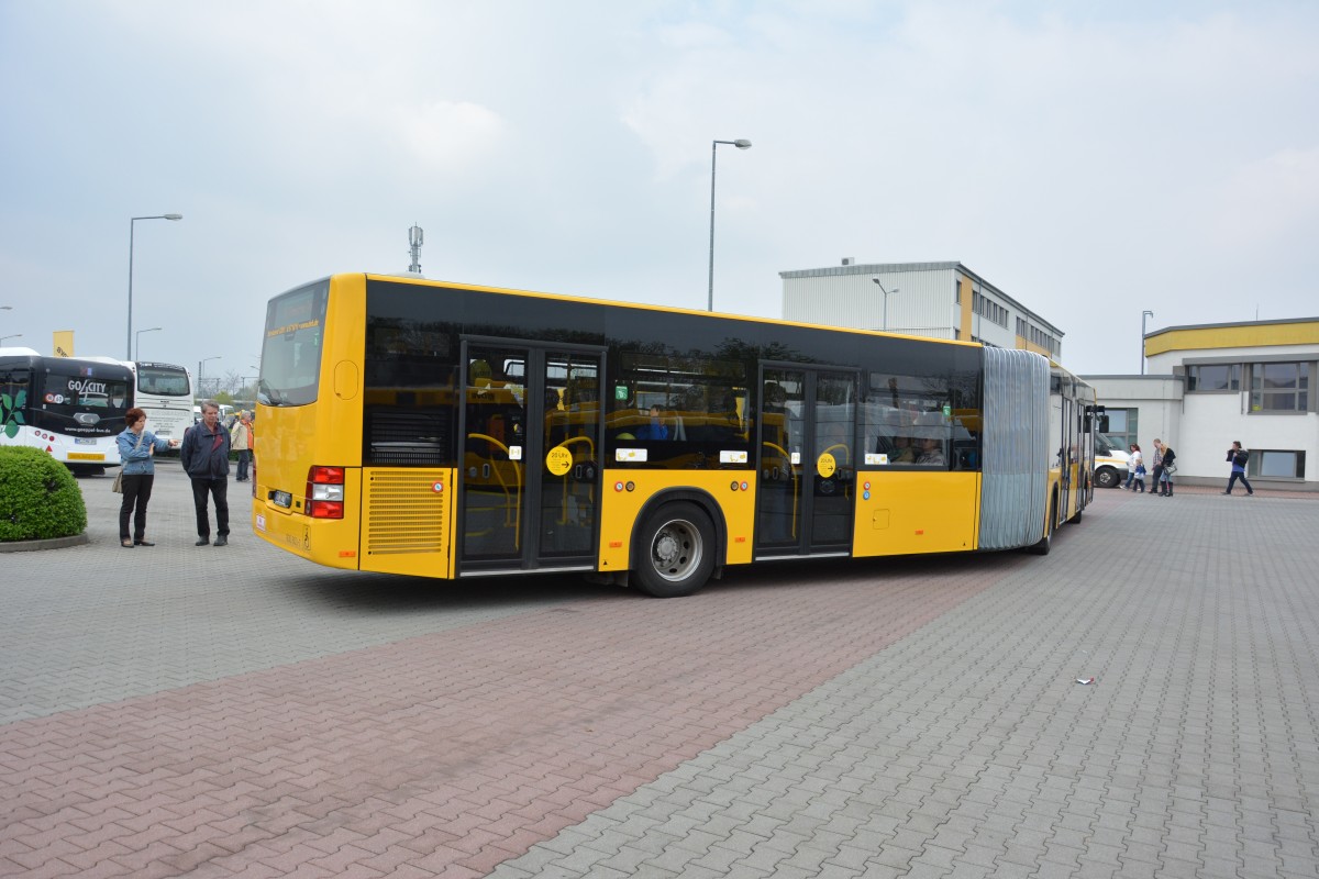 DD-VS 1603 (930 603-7) fährt am 06.04.2014 auf der Sonderlinie 100 in Dresden Gruna. Aufgenommen wurde ein MAN Lion's City G.
