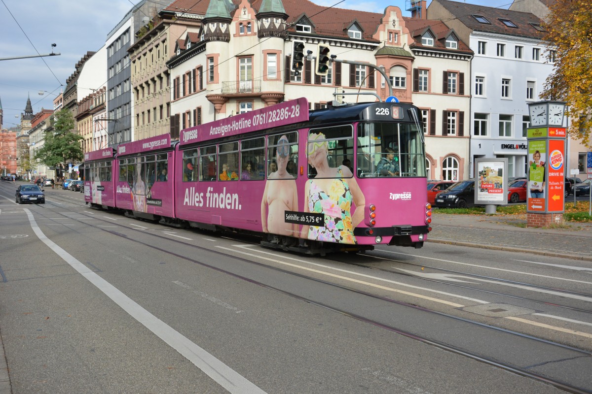Diese Duewag - GT8N mit der Nummer  226  fährt am 18.10.2015 auf der Linie 3 durch Freiburg im Breisgau. 