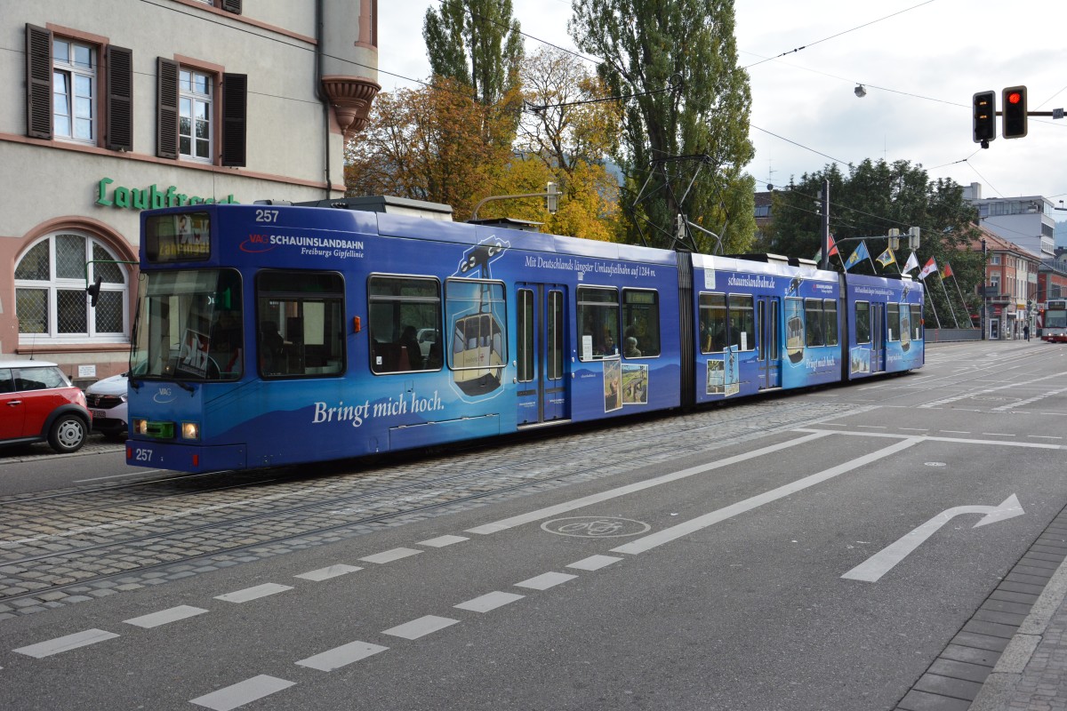 Diese Duewag GT8Z mit der Nummer  257  fährt am 18.10.2015 auf der Linie 2 durch Freiburg im Breisgau. 