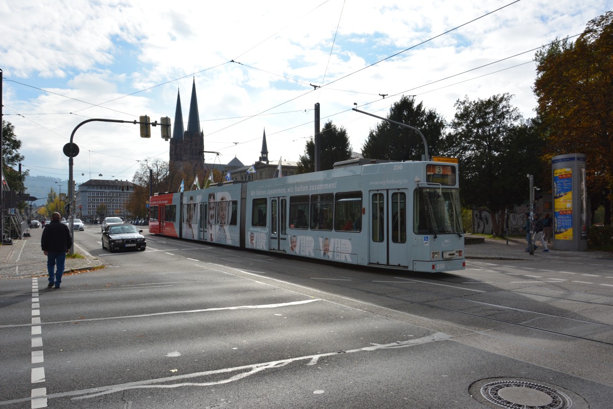 Diese Duewag GT8Z mit der Nummer  256  fährt am 18.10.2015 auf der Linie 3 durch Freiburg im Breisgau. 