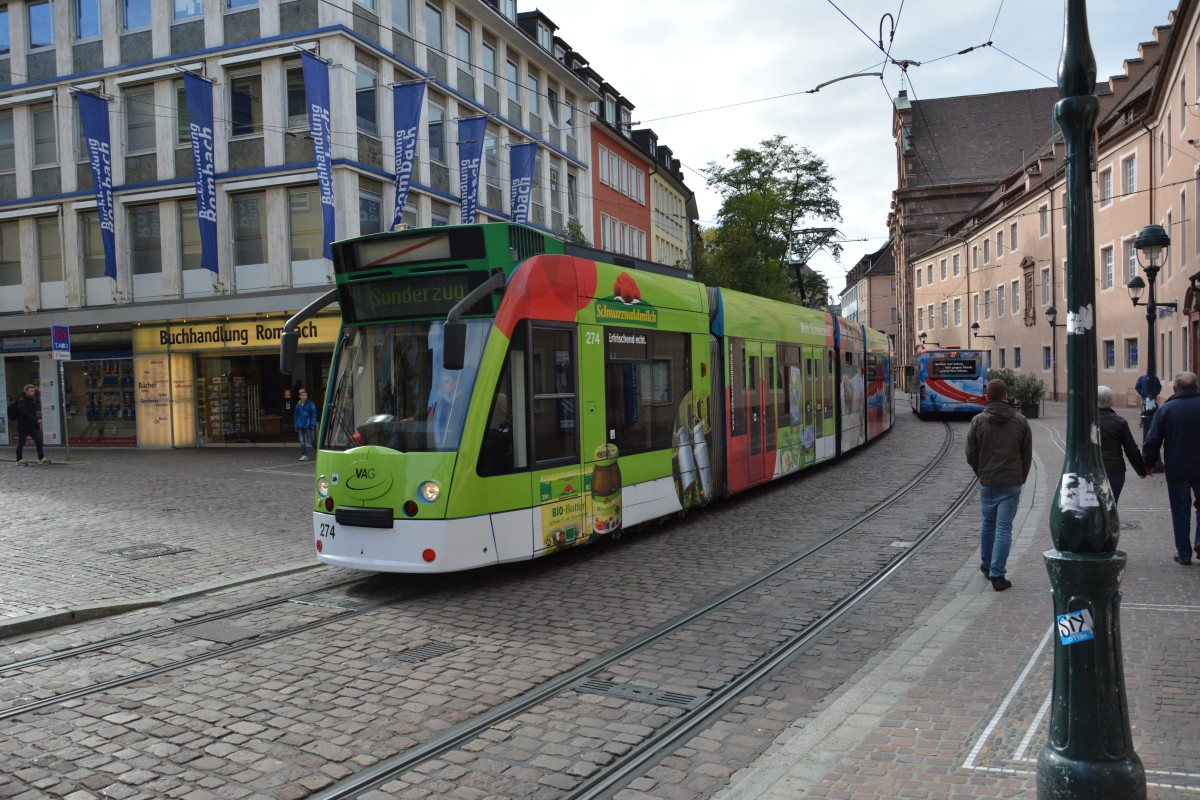 Diese Siemens Combino mit der Nummer  274  fährt am 18.10.2015 als Sonderfahrt durch Freiburg im Breisgau. 