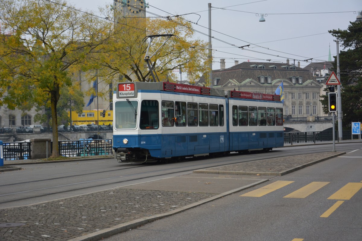 Diese Straßenbahn   Tram 2000 / 2014  fährt am 14.10.2015 auf der Linie 15. Aufgenommen am Rathaus Zürich.
