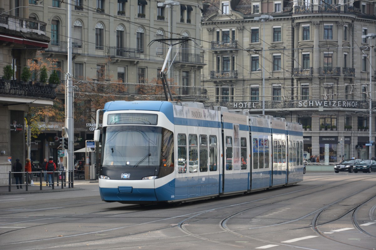 Diese Straßenbahn  3006 / Cobra  fährt am 14.10.2015 auf der Linie 14. Aufgenommen in der Bahnhofstrasse in Zürich.