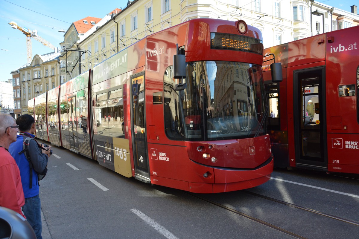 Diese Straßenbahn von Bombardier  316  fährt am 12.10.2015 durch Innsbruck auf der Linie 1. 