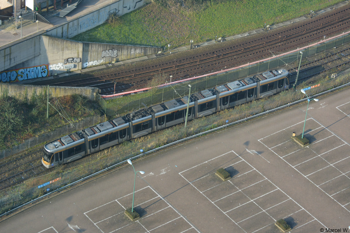 Diese Straßenbahn wurde in Brüssel am Atomium gesichtet. Aufgenommen am 05.02.2018.
