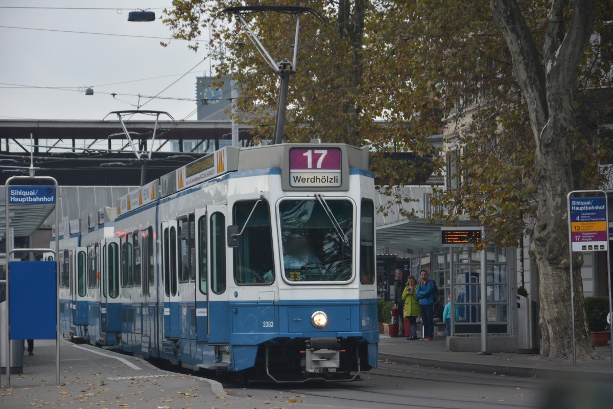 Diese Tram 2000  2083  fährt am 14.10.2015 auf der Linie 17 nach Werdhölzli. Aufgenommen an der Haltestelle Sihiquai / Hauptbahnhof Zürich. 