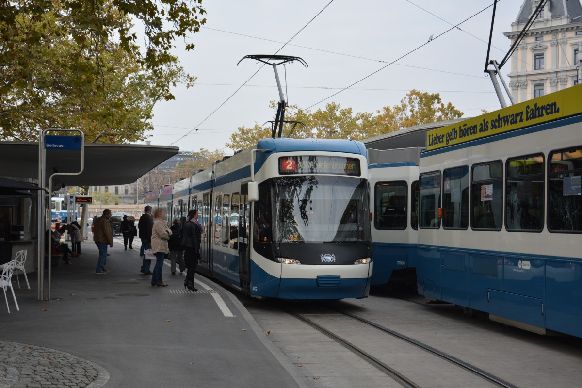 Diese Tram Cobra  3002  fährt am 14.10.2015 auf der Linie 2 zum Bahnhof Tiefenbrunnen. Aufgenommen in Zürich, Bellevue.