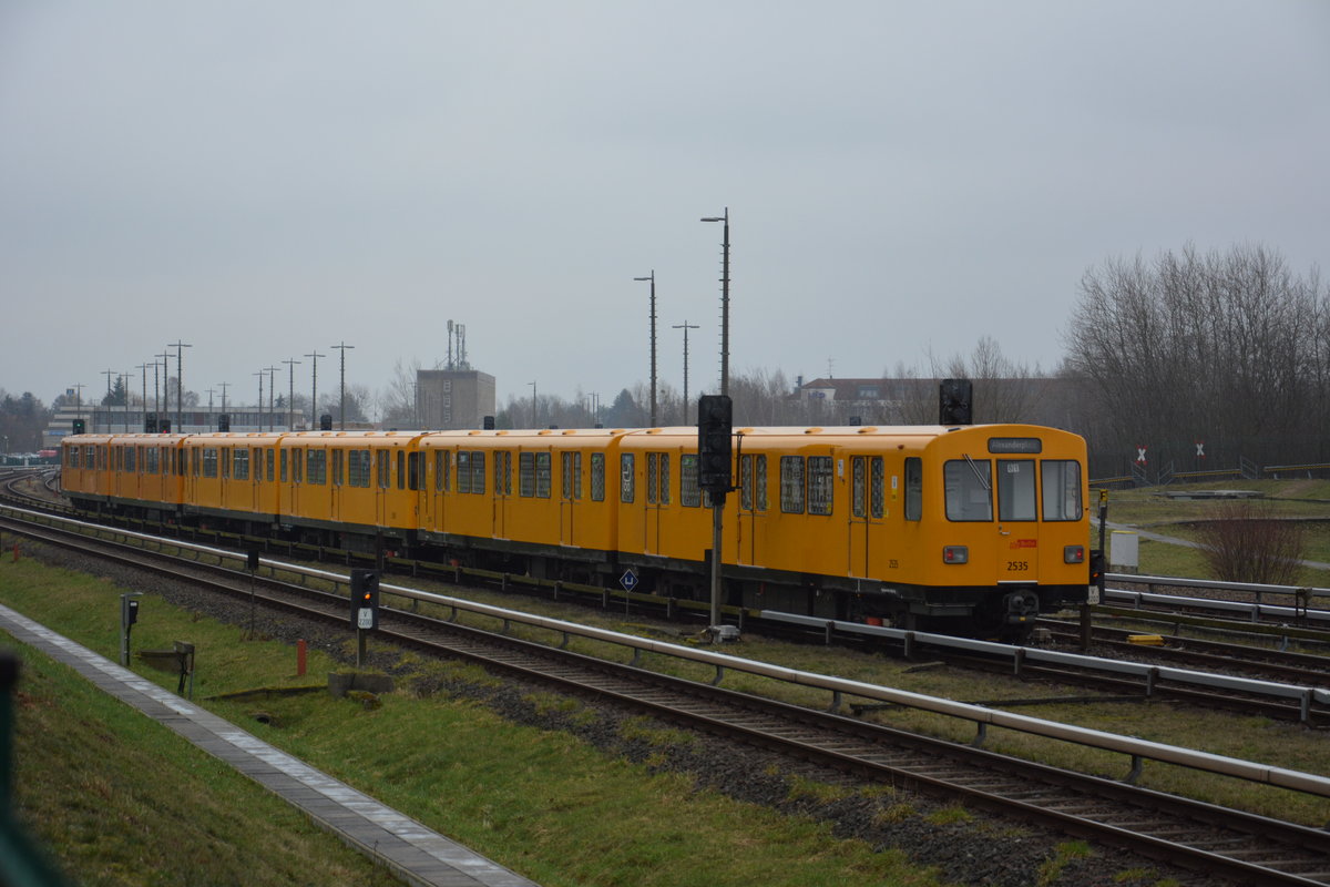 Diese U-Bahn mit der Nummer 2535 vom Typ F74E fährt am 26.02.2016 auf der Linie U5 nach Hönow. Aufgenmommen kurz vor Hönow.