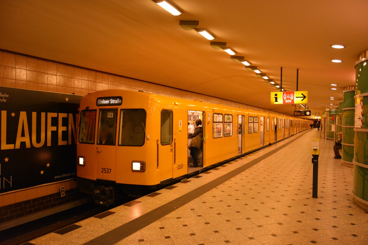 Diese U9 steht am 16.12.2014 in der U-Bahn Station Zoologischer Garten. 