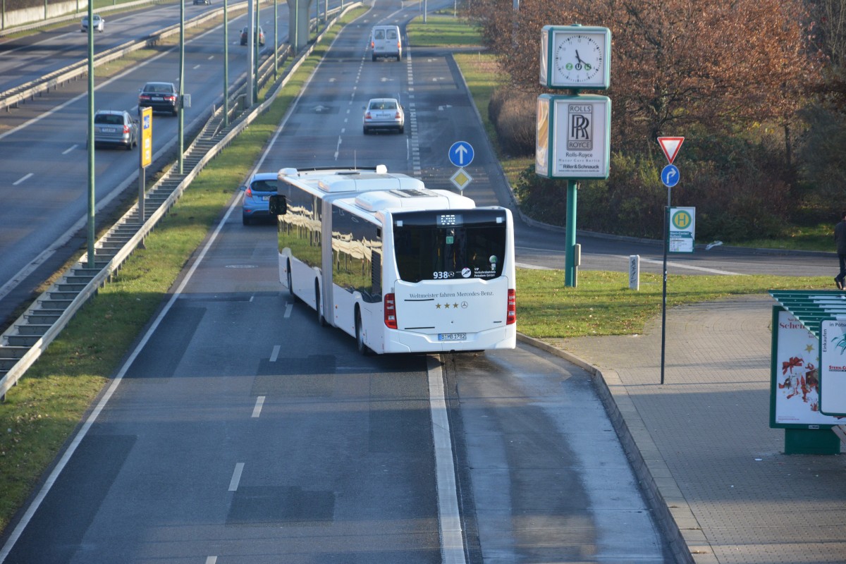Dieser ausgeliehener Mercedes Benz C2 mit dem Kennzeichen B-MB 1782 fährt am 07.12.2014 auf der Linie 690 zum Kepler Platz in Potsdam. Aufgenommen an der Nuthe-Schnellstraße. 