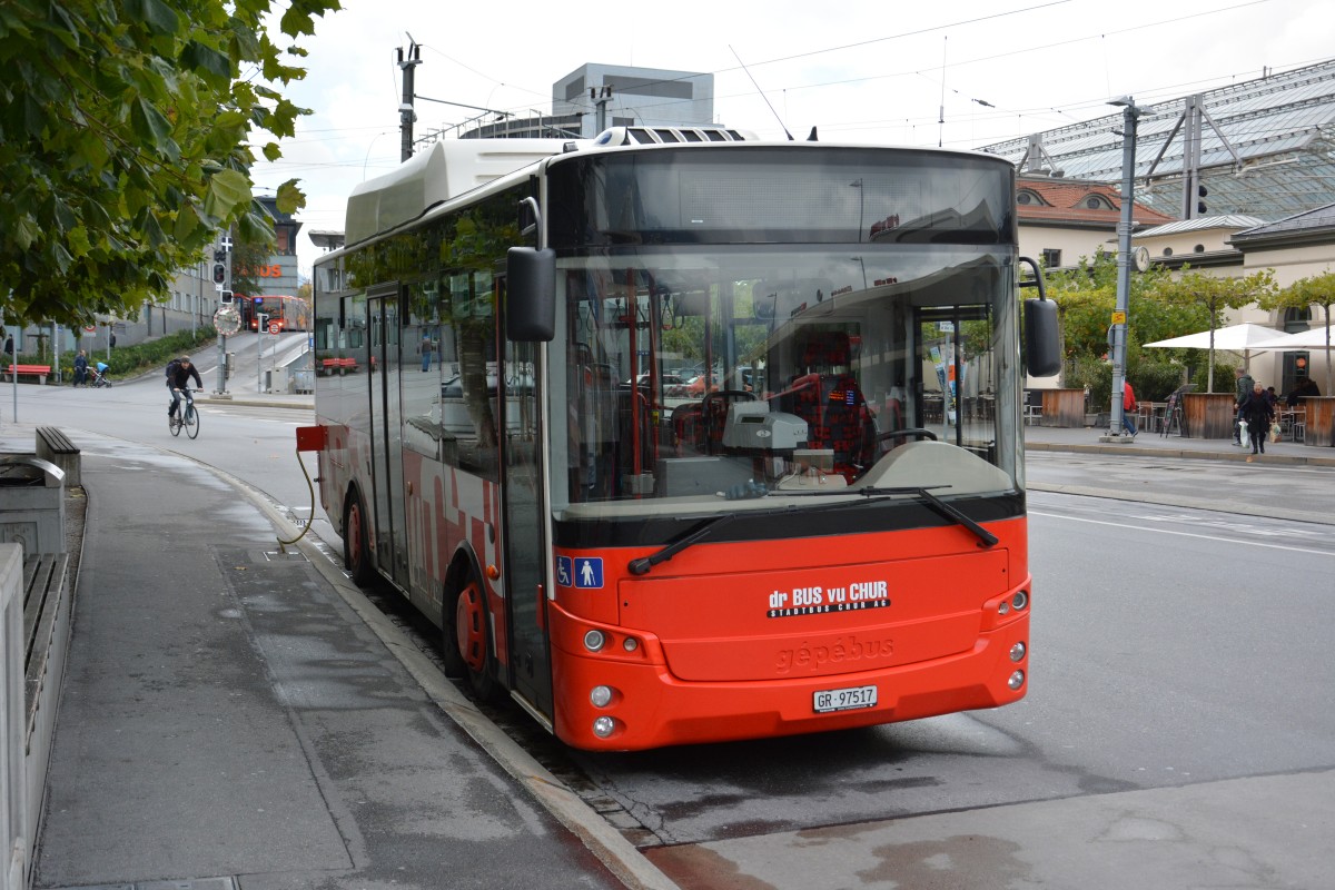 Dieser Gépébus Oréos 4X mit dem Kennzeichen GR-97517 steht am 16.10.2015 am Bahnhof Chur.