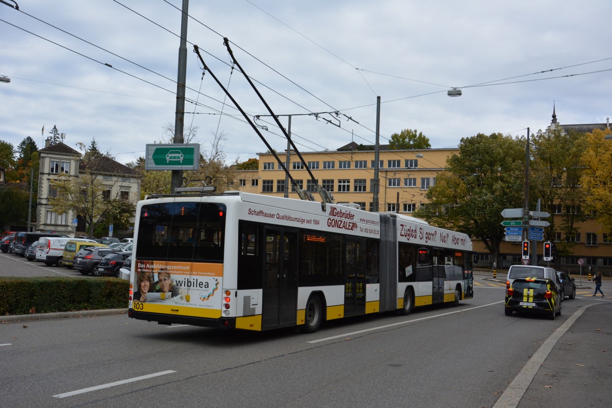 Dieser Hess Trolleybus (103) fährt am 07.10.2015 durch Schaffhausen. Aufgenommen in der Adlerstrasse Schaffhausen / Verkehrsbetriebe Schaffhausen. 