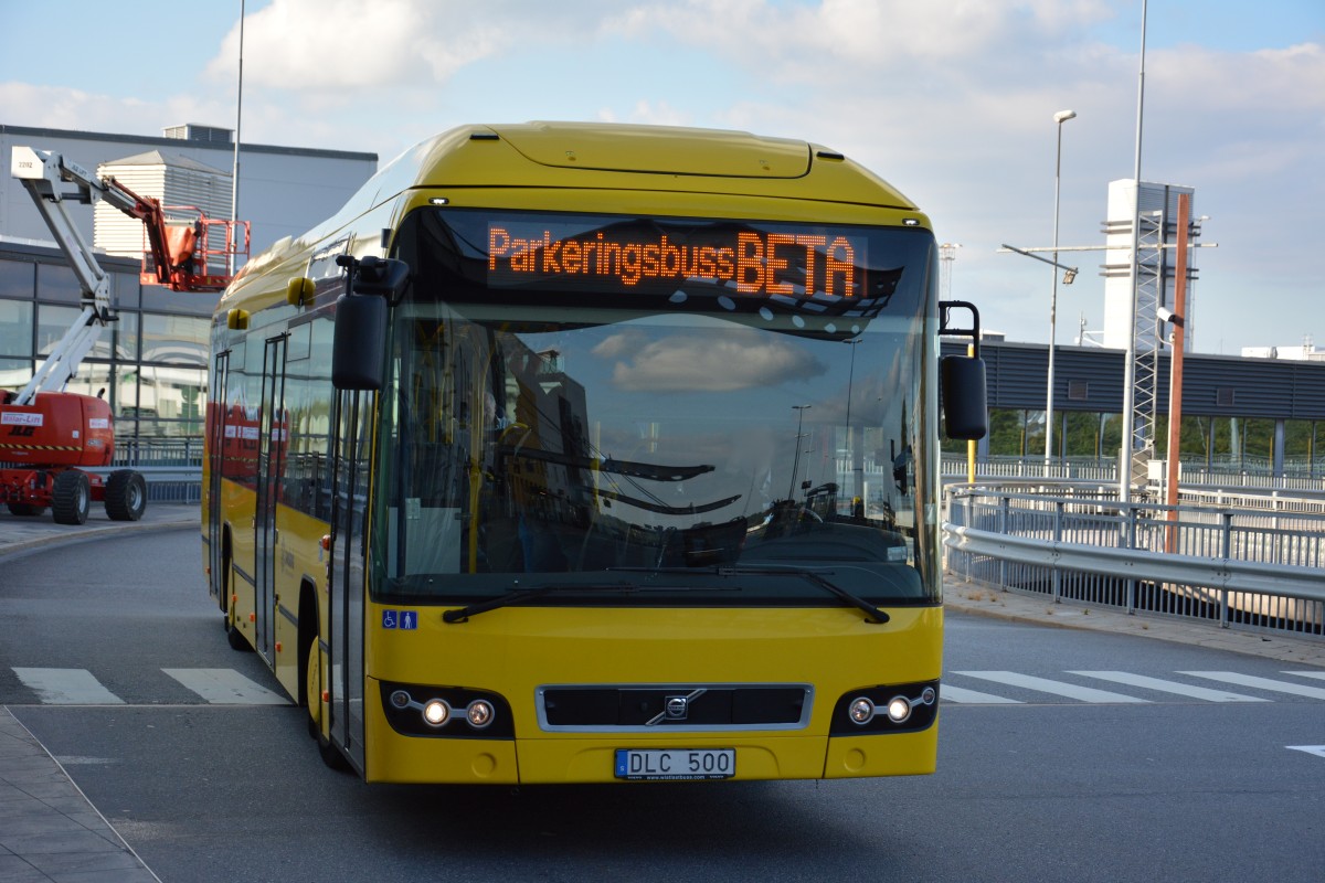 DLC 500 auf den Weg zum Parkplatz am Flughafen Stockholm Arlanda. Aufgenommen am 13.09.2014.