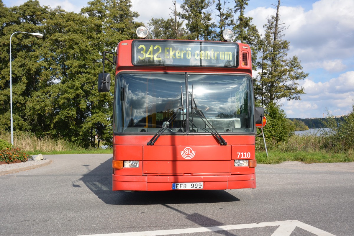 EFB 999 (Volvo 8500?) auf der Linie 342. Aufgenommen am 18.09.2014 Bryggavägen Ekerö.