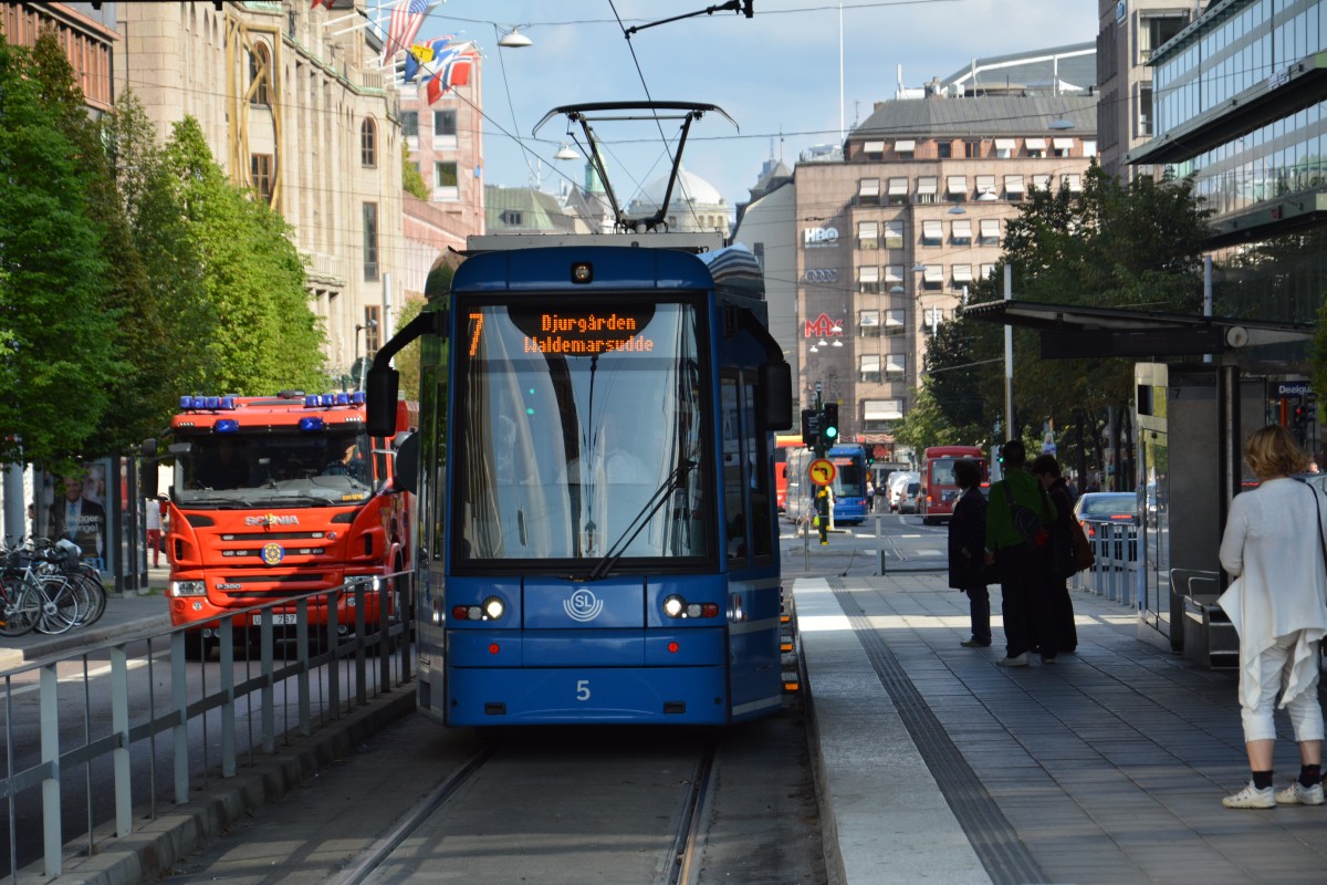 Einfahrt der Straenbahn (5) in die Endhaltestelle Sergels Torg am 10.09.2014.