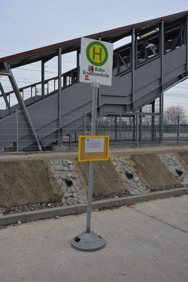Ersatzhaltestelle für den Eisenbahnverkehr am Bahnhof Saarmund. Aufgenommen am 05.03.2016.