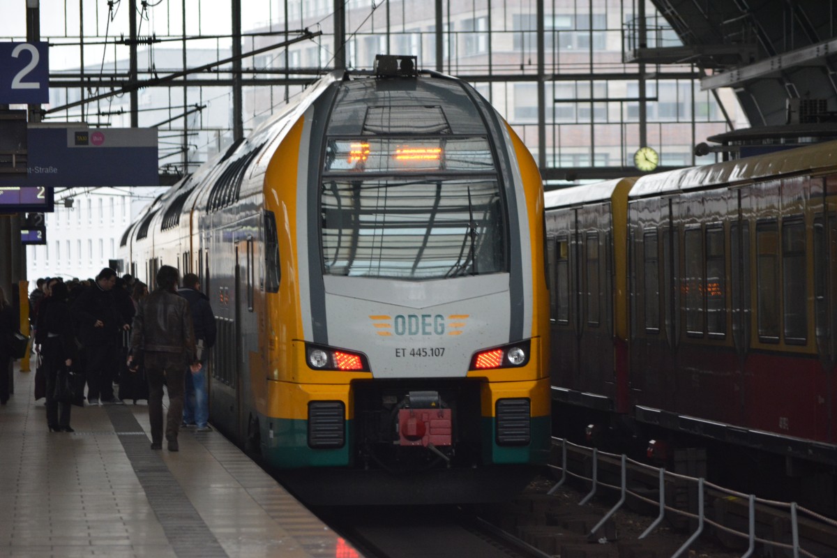 ET 445.107 steht am 30.10.2014 im Bahnhof Berlin Alexanderplatz. 