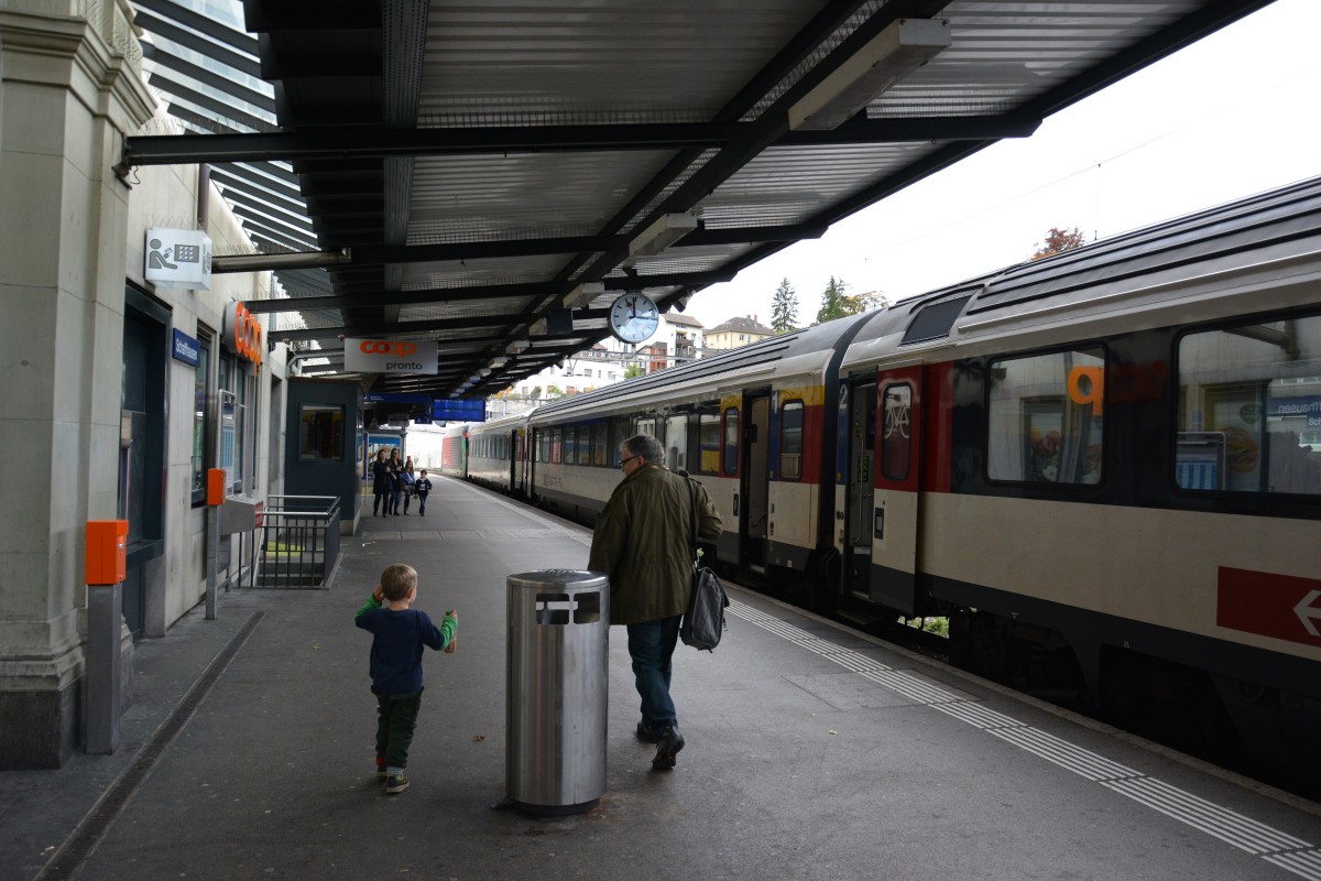 Gleis 1 im Bahnhof Schaffhausen. Aufgenommen am 07.10.2015.