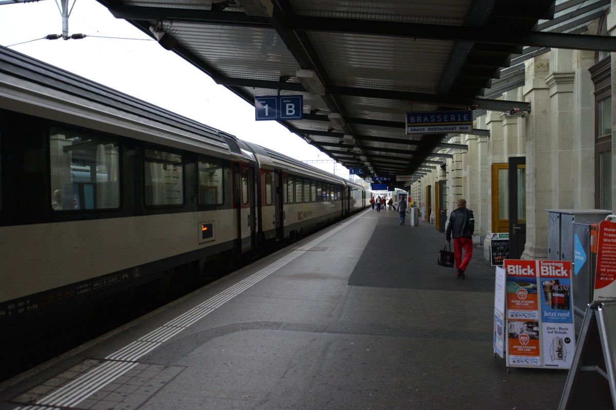 Gleis 1 im Bahnhof Schaffhausen. Aufgenommen am 07.10.2015.